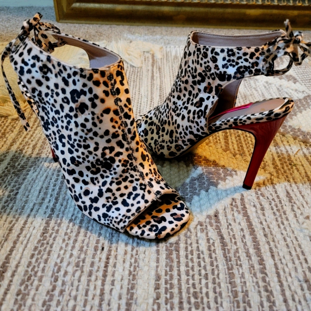 NWOT Betsy Johnson heels